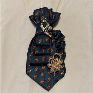 Elegant Paisley Brooch Tie